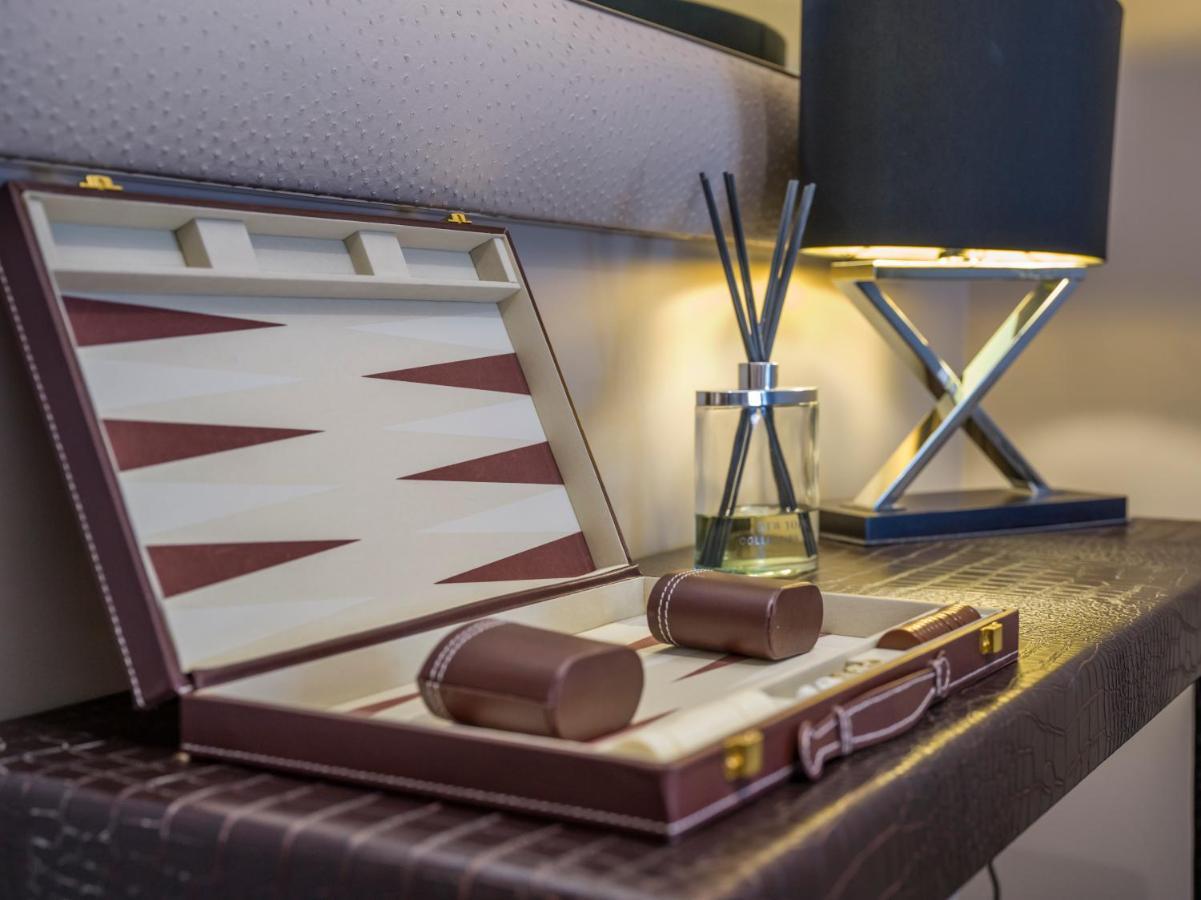 Boulevard Hotel بلاكبول المظهر الخارجي الصورة A backgammon set