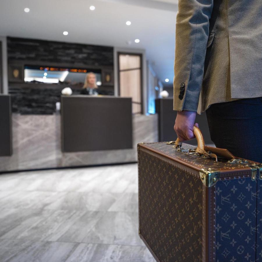 Boulevard Hotel بلاكبول المظهر الخارجي الصورة A guest checking in at a hotel