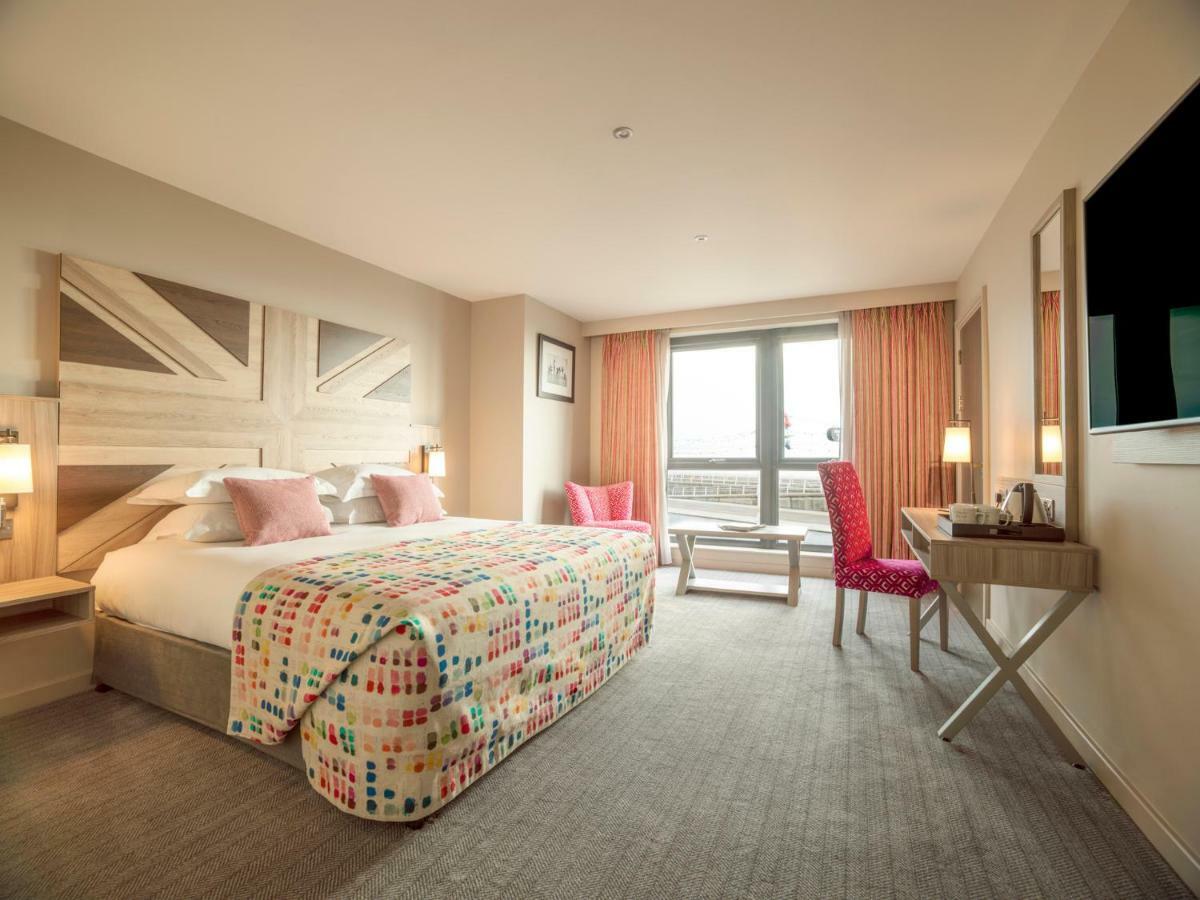 Boulevard Hotel بلاكبول المظهر الخارجي الصورة A bedroom at the Hilton London Heathrow